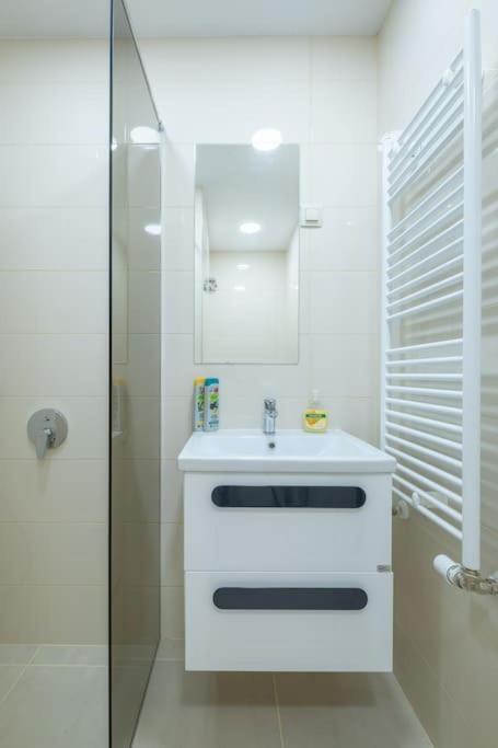 Top Location, Brand New 3 Bdrm Apt & Free Parking София Экстерьер фото