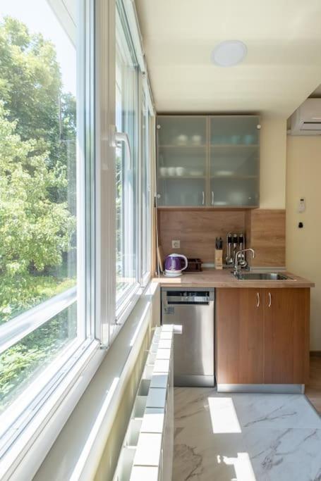 Top Location, Brand New 3 Bdrm Apt & Free Parking София Экстерьер фото