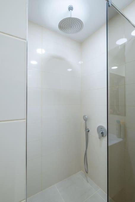 Top Location, Brand New 3 Bdrm Apt & Free Parking София Экстерьер фото