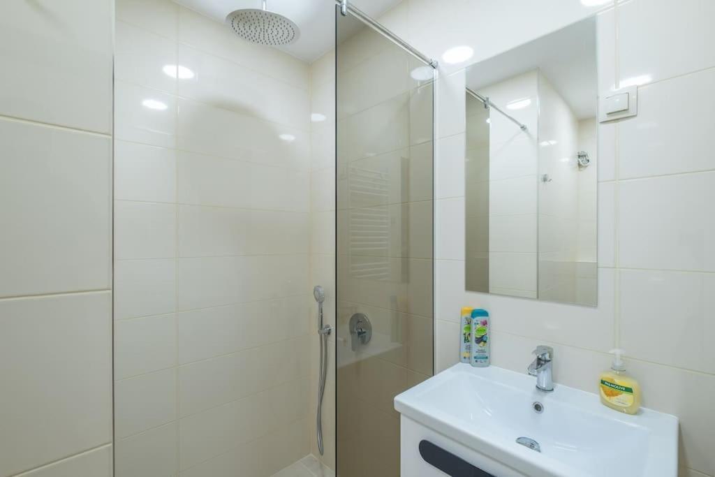 Top Location, Brand New 3 Bdrm Apt & Free Parking София Экстерьер фото