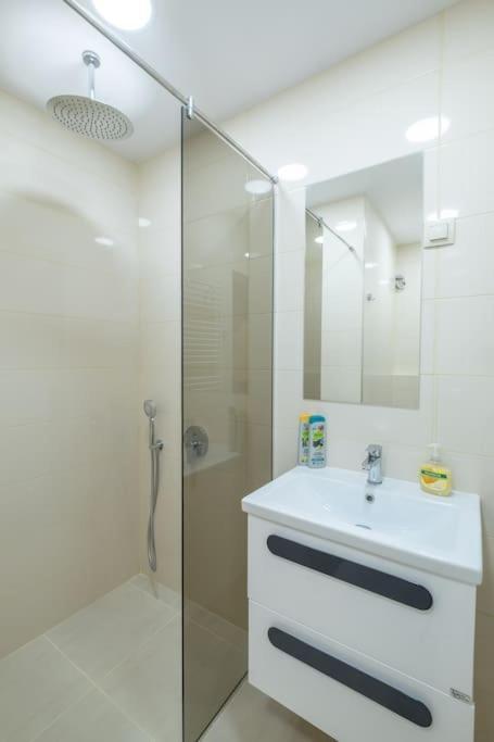Top Location, Brand New 3 Bdrm Apt & Free Parking София Экстерьер фото