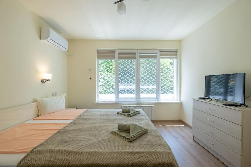Top Location, Brand New 3 Bdrm Apt & Free Parking София Экстерьер фото