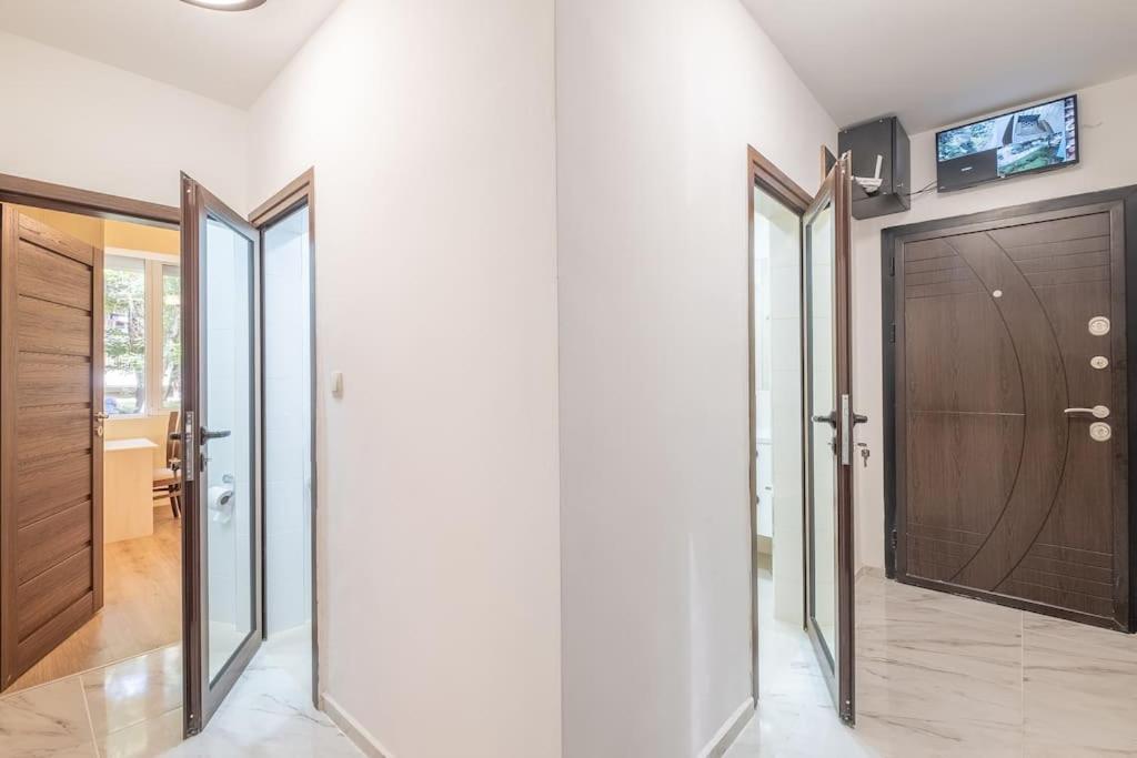 Top Location, Brand New 3 Bdrm Apt & Free Parking София Экстерьер фото