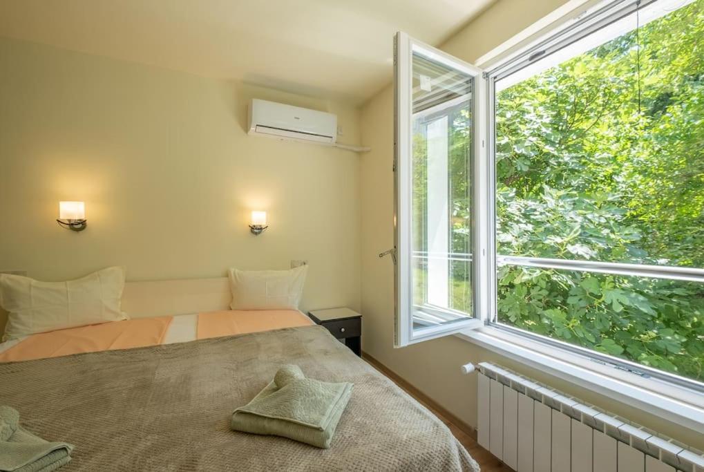 Top Location, Brand New 3 Bdrm Apt & Free Parking София Экстерьер фото