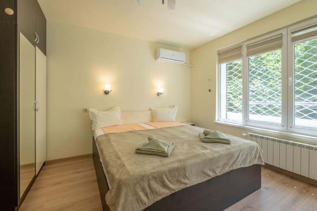 Top Location, Brand New 3 Bdrm Apt & Free Parking София Экстерьер фото