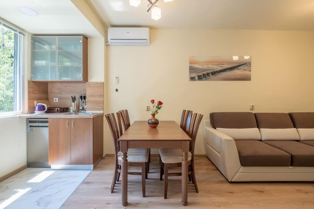 Top Location, Brand New 3 Bdrm Apt & Free Parking София Экстерьер фото