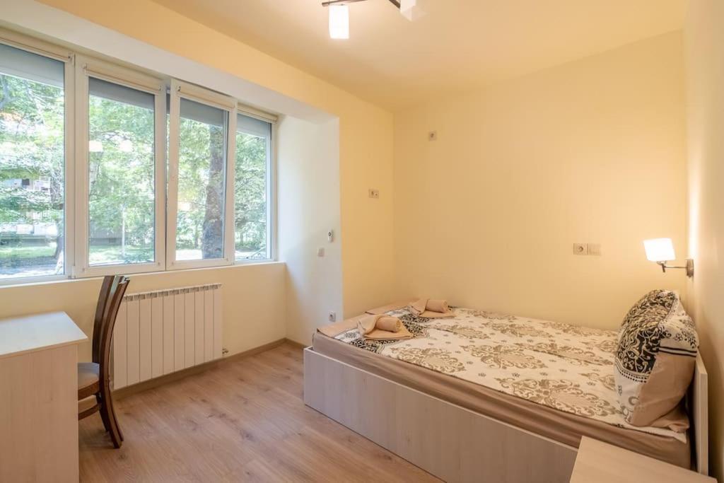 Top Location, Brand New 3 Bdrm Apt & Free Parking София Экстерьер фото