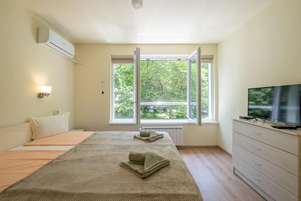 Top Location, Brand New 3 Bdrm Apt & Free Parking София Экстерьер фото