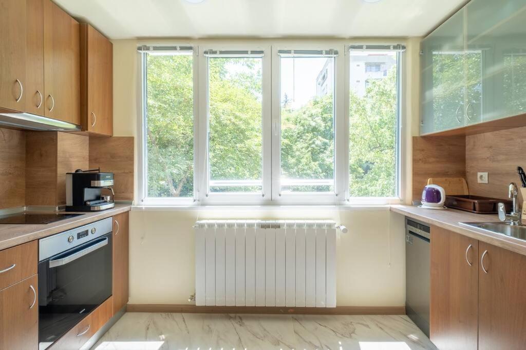 Top Location, Brand New 3 Bdrm Apt & Free Parking София Экстерьер фото