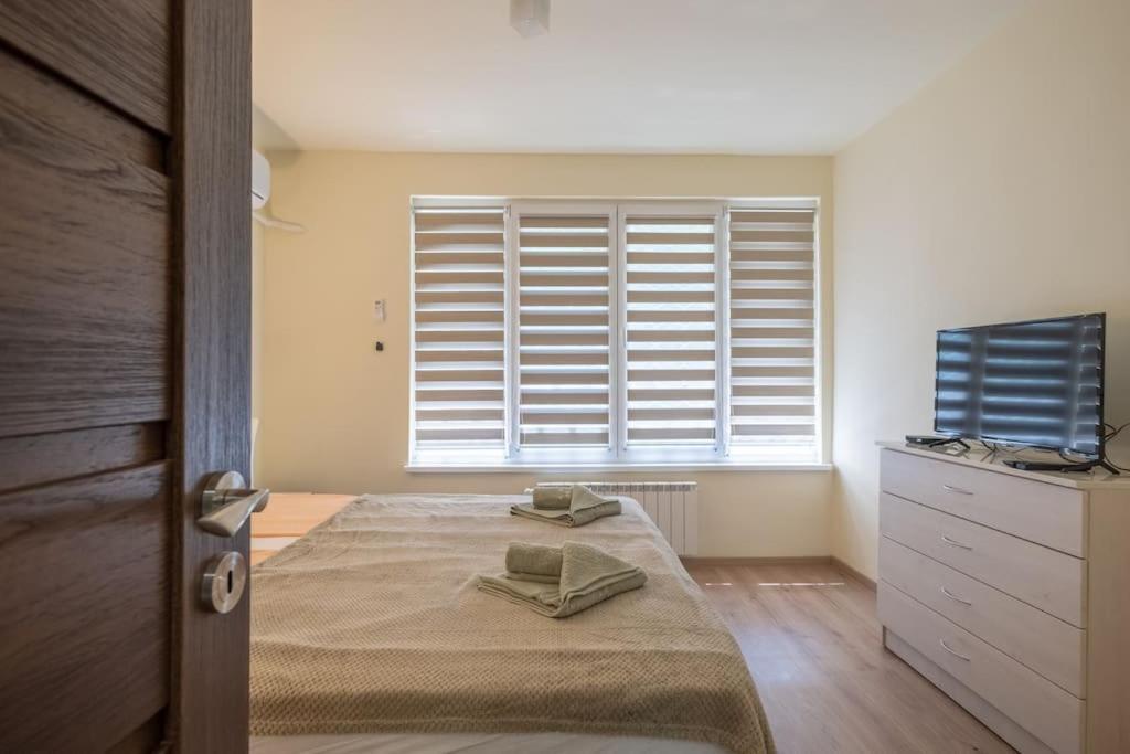 Top Location, Brand New 3 Bdrm Apt & Free Parking София Экстерьер фото